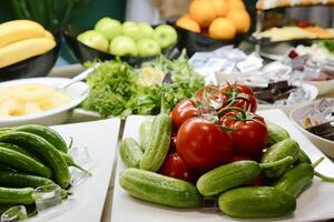 varierande sortiment av färsk grönsaker på en tabell foto