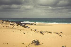 en se av playa de las conchas, en skön strand på la graciosa, en små ö nära lanzarote, kanariefågel öar, i de mitten av de atlanten hav. foto