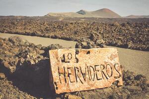 klippig kust av los hervideros, lanzarote foto