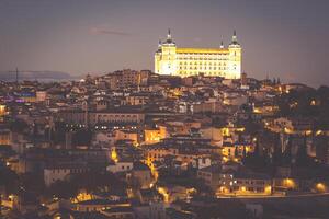 Toledo stadsbild med alcazar i skymningen i madrid spanien foto