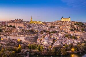 Toledo stadsbild med alcazar i skymningen i madrid spanien foto