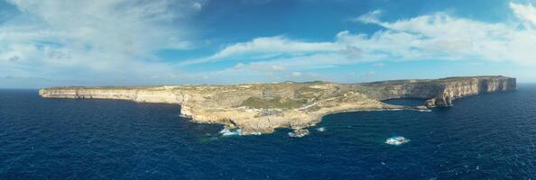 antenn se av hav tunnel nära azurblå fönster. dwejra är en lagun av havsvatten på de gozo island.malta foto