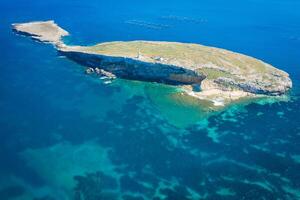 antenn se av de st pauls ö av de norr öst kust av malta. foto