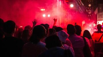 grupp av människor har roligt på musik konsert foto