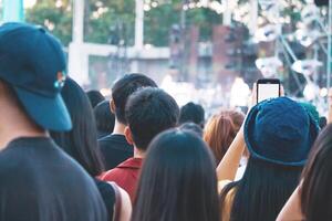 grupp av människor har roligt på musik konsert foto