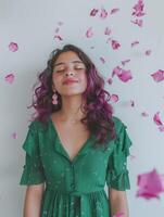 kvinna med lila hår stående i främre av vit vägg foto