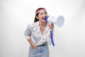 energisk asiatisk kvinna i tillfällig formell utrusta bär Land flagga pannband medan innehav och skrikande på megafon, stående på isolerat vit bakgrund foto