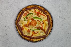 korv pizza garnering med svamp, spansk peppar, tomat och ost eras i maträtt isolerat på grå bakgrund topp se av bangladeshiska snabbmat foto