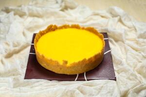 färsk citron- cheesecake eras på styrelse isolerat på servett topp se Kafé baka mat foto