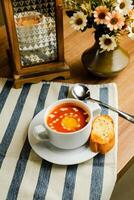 krämig tomat basilika soppa eras i skål isolerat på servett sida se av kinesisk soppa foto