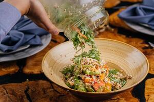 shakin sallad i burk eller murare sallad burk med jordgubbe, gurka, tomat, morot och sallad blad eras i maträtt isolerat på tabell sida se av friska organisk sallad foto