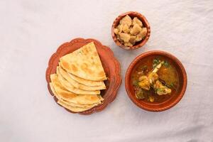 desi frukost fårkött nalli nihari, Halwa och paratha eras i maträtt isolerat på bakgrund topp se av bangladesi frukost foto