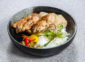 taiwanese sesam olja kyckling ris eras i maträtt isolerat på bakgrund topp se av taiwan mat foto