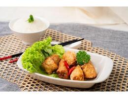handgjort friterad räka rulla med ätpinnar eras i maträtt isolerat på tabell topp se av singapore mat foto