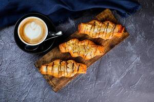 äpple dansk eras på trä- styrelse med kopp av kaffe sent konst isolerat på servett sida se av franska frukost bakad mat Artikel foto