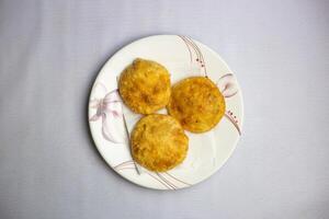 djup friterad aloo puri fyllning med potatis eras i tallrik isolerat på bakgrund topp se av bangladeshiska, indisk och pakistansk traditionell kryddad mat foto