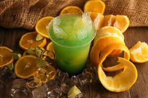 citron- mynta och orange juice eras i disponibel glas isolerat på tabell sida se av friska dryck foto