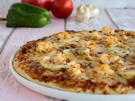 skaldjur pizza med bläckfisk ringar och räka garnering med spansk peppar, svamp, tomat och oliver eras i maträtt isolerat på tabell sida se av arabicum snabbmat foto