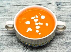 tomat soppa eras i pott isolerat på trä- tabell topp se av indisk kryddad mat foto