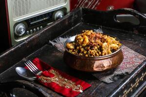 majboos räka med lins och friterad lök eras i maträtt isolerat på röd matta topp se på tabell arabicum mat foto