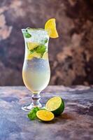 jungfrulig citron- mynta mojito soda eras i cocktail glas isolerat på mörk bakgrund sida se av friska dryck foto