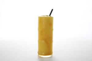 mango smoothie med sugrör eras i glas isolerat på grå bakgrund sida se av friska morgon- arabicum dryck foto