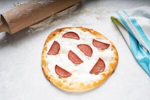 labneh pepperoni pizza isolerat på tabell topp se av arabicum mat foto