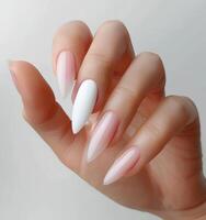 kvinnors händer med rosa och vit naglar foto