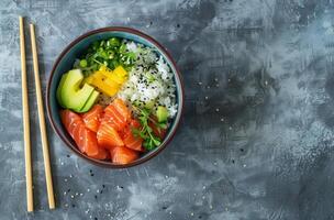en skål av sushi och grönsaker med ätpinnar foto
