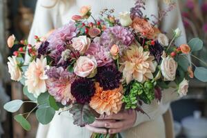 ai genererad kvinna innehav bukett av blandad färsk blommor foto