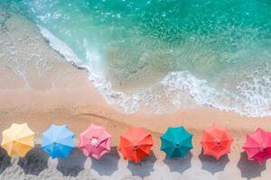 topp se av hav och färgad Sol paraplyer på sand strand foto