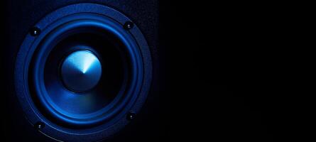 multimedia akustisk ljud högtalare med blå neon belysning foto