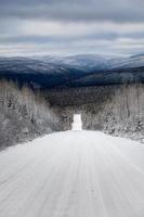 vinterlandskap från toppen av berget i Kanada, quebec road med vackra snöiga berg i bakgrunden