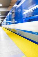 färgglada tunnelbanetåg med rörelsesuddighet foto