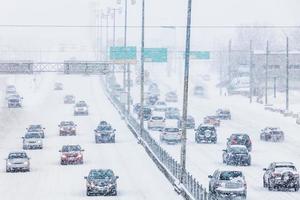 snöstorm på motorvägen under rusningstid foto