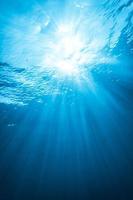 verklig ljusstråle från under vattnet foto