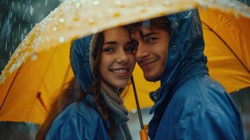 ai genererad en skön ung par i blå regnrockar står under en stor gul paraply foto