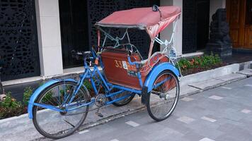 becak, riksha är en traditionell fordon i Indonesien. foto