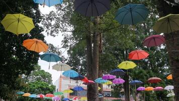 färgrik paraplyer hängande mot en blå himmel bakgrund foto