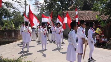 ambarawa, augusti 17:e 2023. indonesiska studenter föra röd vit flaggor i ceremoni fira oberoende dag. foto