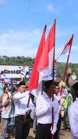 ambarawa, augusti 17:e 2023. indonesiska studenter föra röd vit flaggor i ceremoni fira oberoende dag. foto