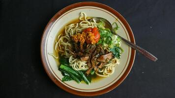 mie ayam. spaghetti med kyckling skivor och grönsaker. perfekt för recept katalog matlagning innehåll. foto