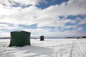 ice smelt fishing shack under en kall men solig dag på vintern i Quebec foto