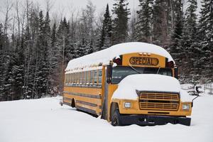 övergiven konstiga skolbuss foto