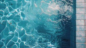blå vatten simning slå samman med vit plattor foto