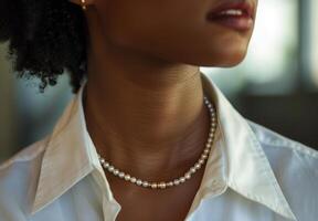 kvinna bär pärla halsband foto