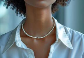 kvinna bär pärla halsband foto