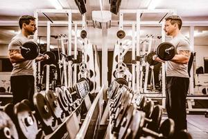 bodybuilder lyft skivstång i gymmet. foto