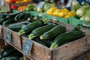 organisk zucchini på de marknadsföra. foto