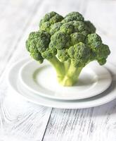 färsk broccoli på de vit tallrik foto